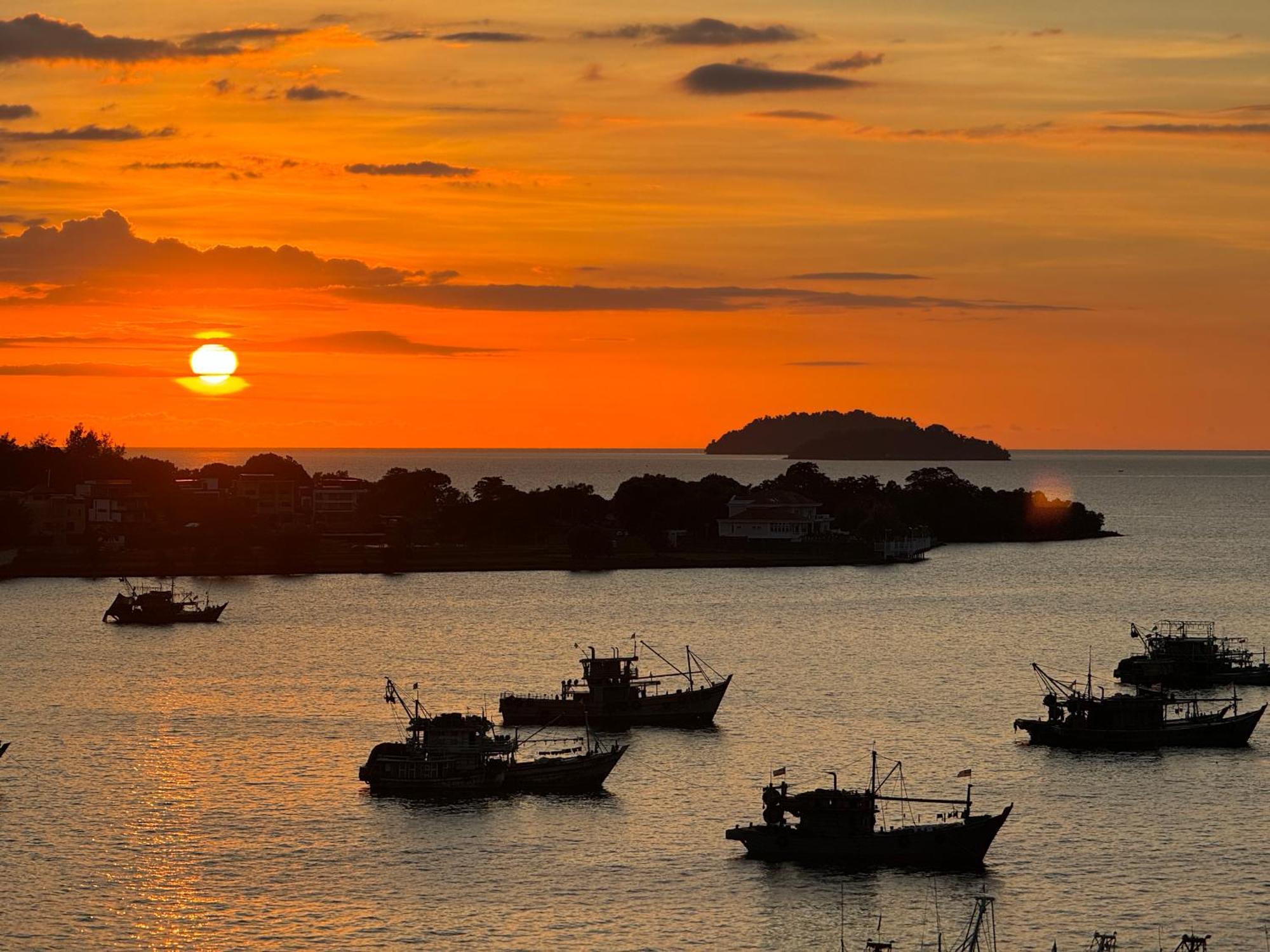The Shore Cbd Kota Kinabalu By Laxzone Suite Exteriör bild