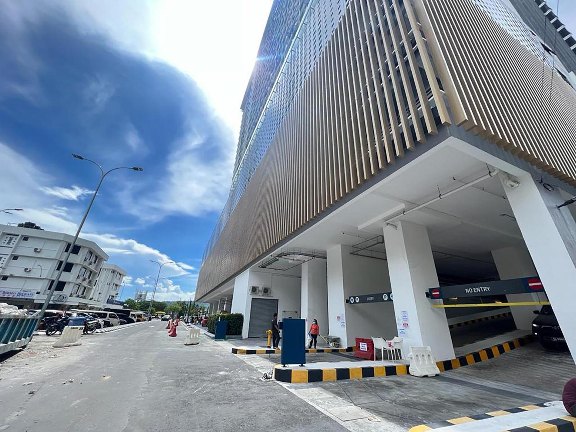The Shore Cbd Kota Kinabalu By Laxzone Suite Exteriör bild