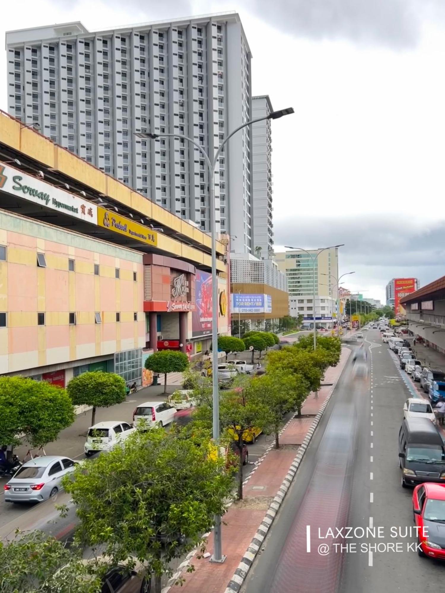 The Shore Cbd Kota Kinabalu By Laxzone Suite Exteriör bild
