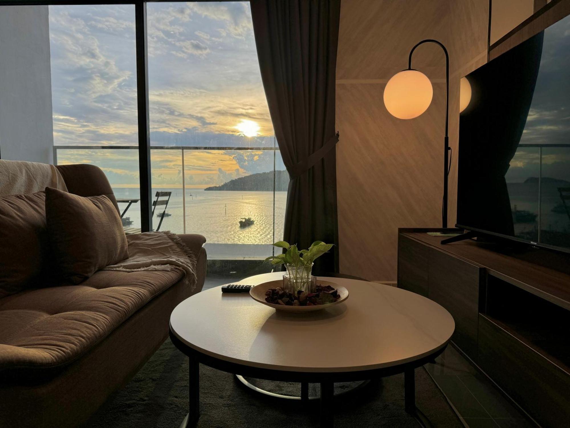 The Shore Cbd Kota Kinabalu By Laxzone Suite Exteriör bild