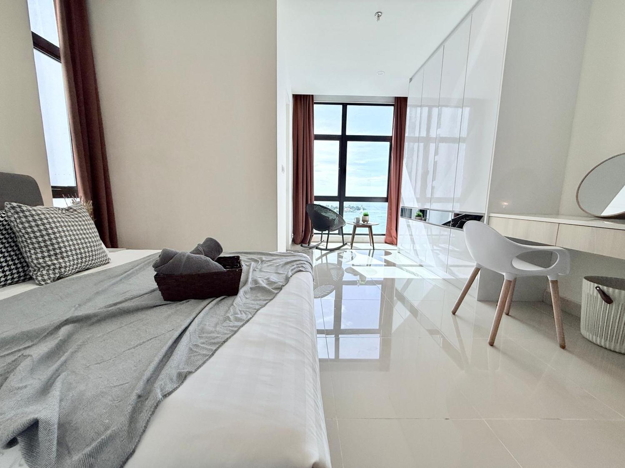 The Shore Cbd Kota Kinabalu By Laxzone Suite Exteriör bild