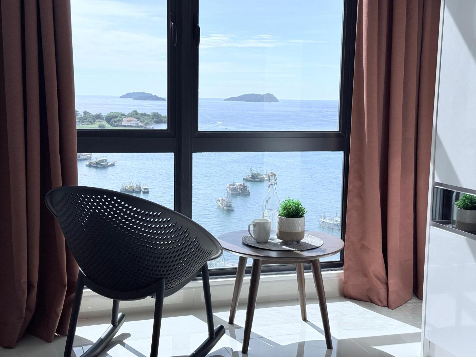 The Shore Cbd Kota Kinabalu By Laxzone Suite Exteriör bild