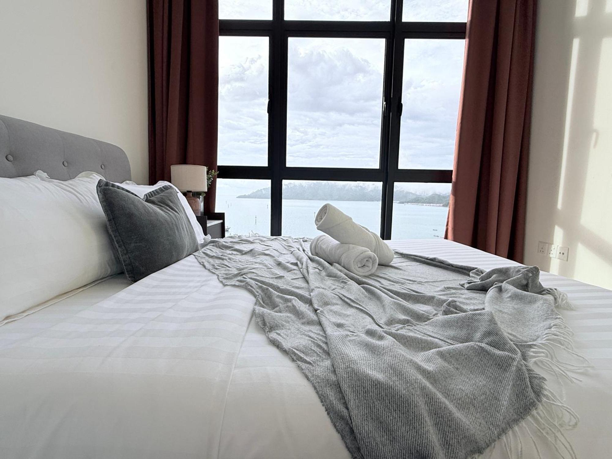 The Shore Cbd Kota Kinabalu By Laxzone Suite Exteriör bild